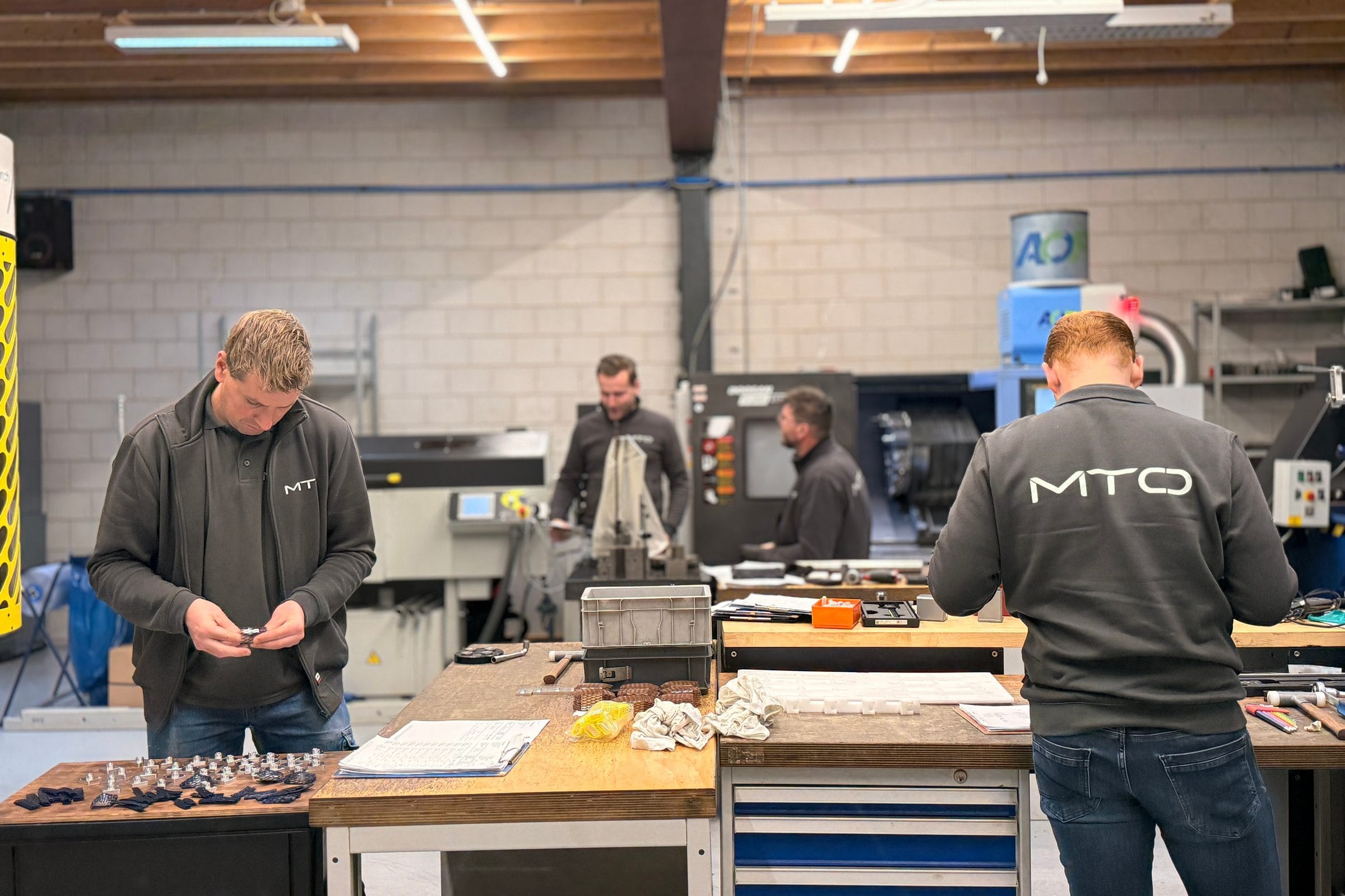 Collega’s aan het werk in de werkplaats van MTO in Oirschot
