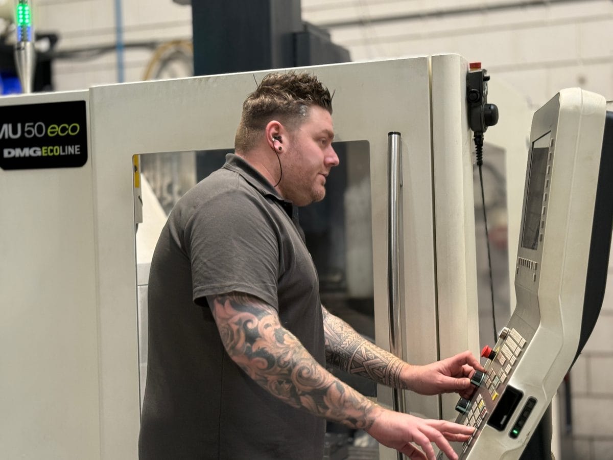 Operator bedient de DMU 50 freesmachine
